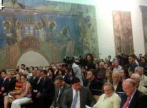 Պաշտոնյաները որբերի մասին ցուցահանդես