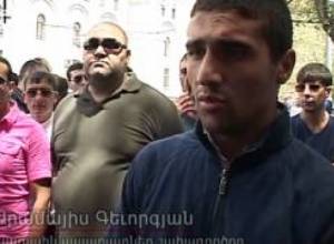 Նախարարության դիմաց կրկին մարդաշատ էր