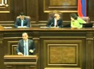 Հրայր Թովմասյանը իր հետ փայտի կտոր էր բերել