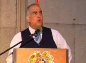 Րաֆֆի Հովհաննիսյանը մարդկանց ժամադրեց