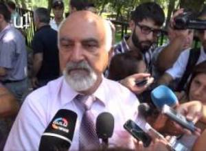 Հայրիկյանը Նախագահականի դիմաց էր