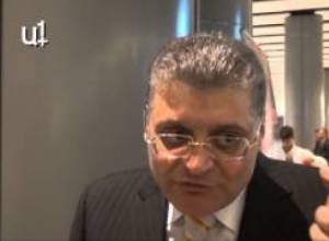 Արամ Կարապետյանը դիմավորողների հետ է