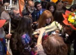 Զարուհի Փոստանջյանը ժամանեց Երեւան. մի քիչ հուզվել էր