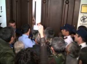 Ազատամարտիկները ներխուժեցին դահլիճ