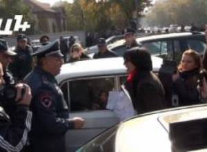 Ոստիկանները ուժ են կիրառում