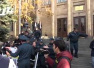 Ակցիա ՍԴ դիմաց.ուշագնացությունից մինչև փողոց փակելու պահանջ