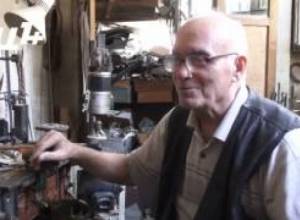 77-ամյա վարպետը նորոգում է ցանկացած գործիք