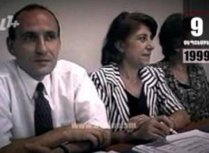 Օրացույց .9-ը Սեպտեմբերի . Վանո Սիրադեղյանը բարձրանում է լրագրողների օթյակ եւ նստում նրանց հետ