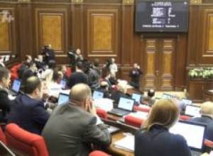 Զ. Փոստանջյանը ՀՀԿ "թարս" զինանշանը համեմատեց ՍՄԿԿ եւ ֆաշիստական սիմվոլիկայի հետ