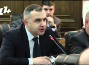 Լևոն Մարտիրոսյանը քվեարկում է Արման Թաթոյանի օգտին