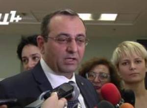 Նախարարը պատասխանում է լրագրողների հարցերին