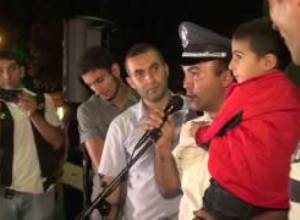 Ոստիկանը մոտեցավ եւ գրկեց երեպային