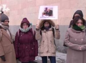 Պահանջում են երեխաներին տալ մորը. ակցիա