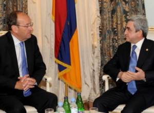 Refugee issues discussed at President's residence