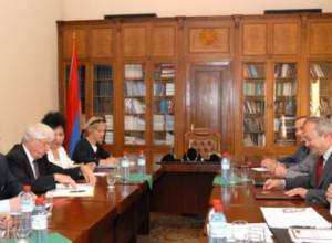 Who is pressuring the eyewitnesses?