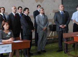 Serzh Sargsyan visits examination centers