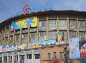 Young acrobat falls down in Yerevan circus
