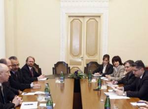 PM Tigran Sargsyan hosts regulatory reforms expert