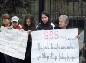 Protesters start sit-in outside presidential residence