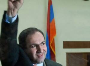 Relatives waiting for Pashinyan's release