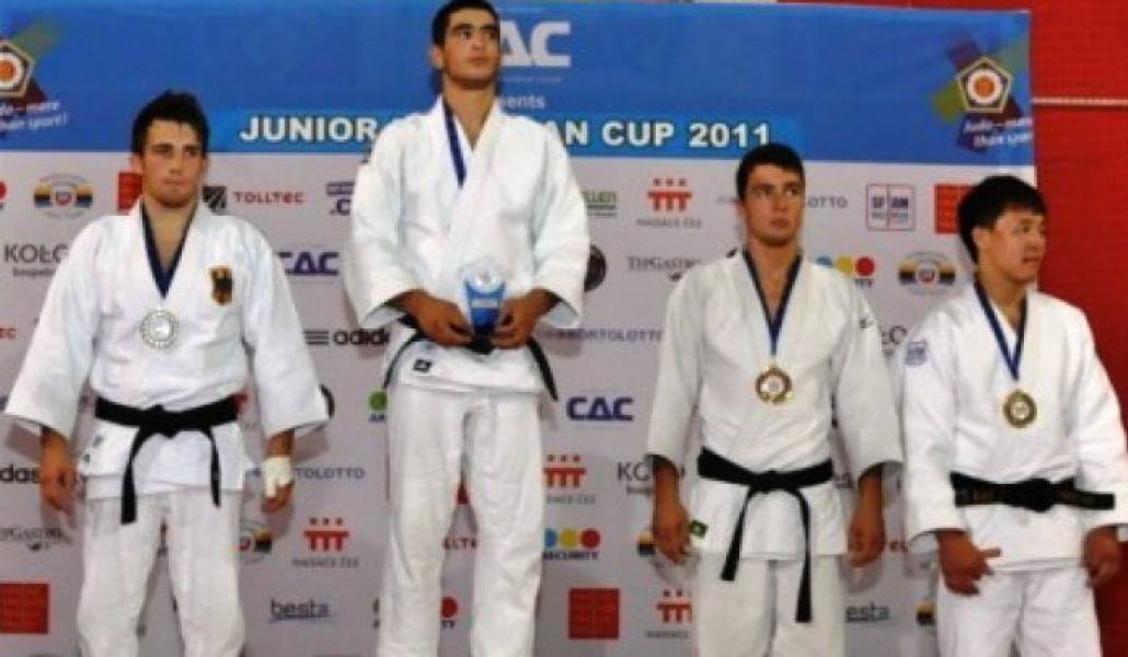 306e5e050e23ccb96cc12f64d841ce90