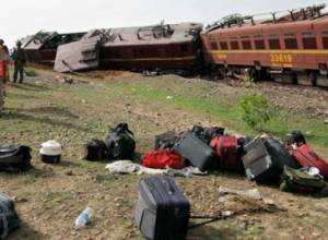 Train derails in India, killing people