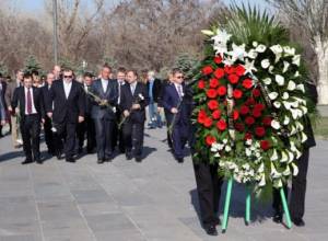 Russian delegates lay wreath at Tsitsernakaberd