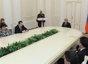 Gives oath in Sargsyan’s presence