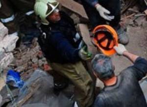 Tall building collapses in Moscow