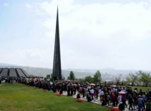 More and more people going to Tsitsernakaberd