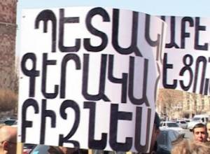 Serzh Sargsyan goes out of car and talks to Kond residents