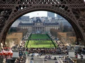 Man commits suicide jumping from Eiffel Tower