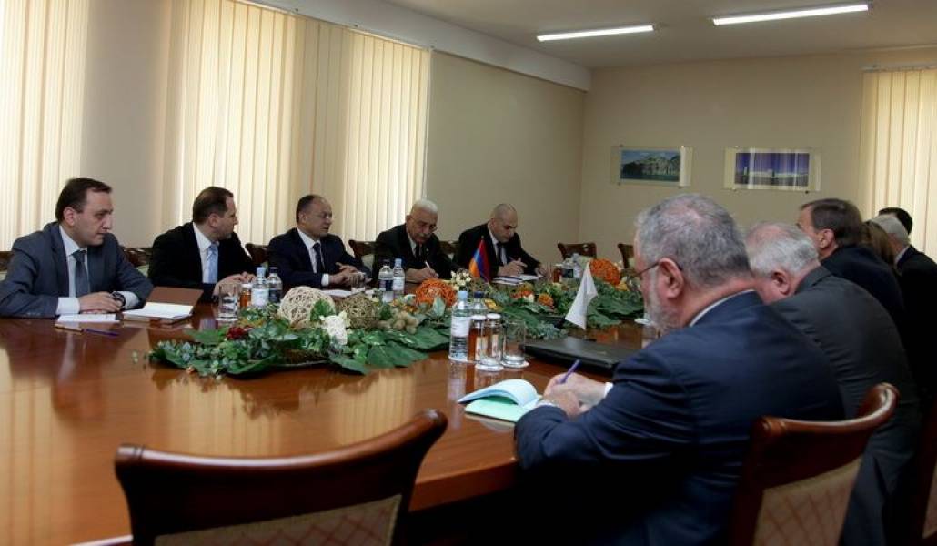 535a9417bc2ae14e8e0383f980095c28