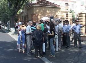 Residents of Kozern demand another note