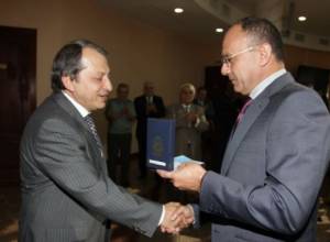 Defense Minister gives medals to Armenian chess players