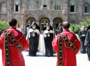 Catholicos Aram I arrives in Armenia