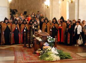 Armenians bid last farewell to Edward Mirzoyan
