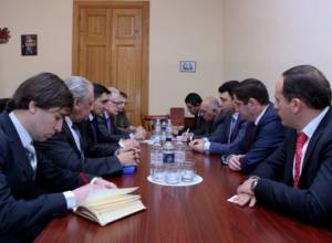Eduard Sharmazanov receives observers