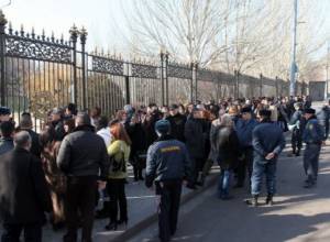 Dentists gather outside NA building