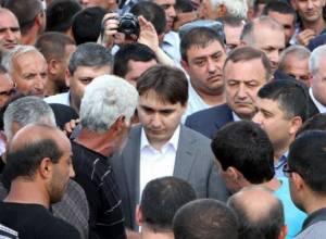Deputy PM negotiating with residents of hail-stricken villages