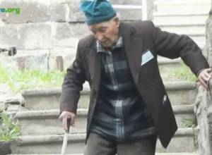 102-year-old resident poses his demand to Gyumri authorities