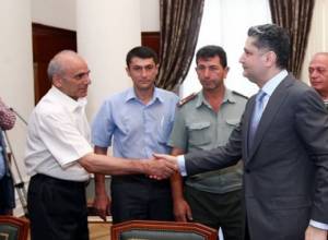 Armenian PM listens to freedom fighters' concerns