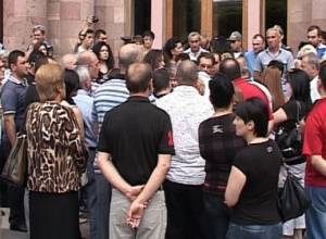Trade center employees protesting outside government