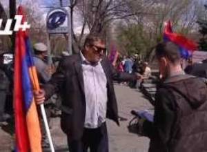 Ազատամարտիկները հավաքվել էին նախագահականի մոտ