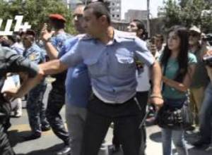 Ծեծկռտուք ոստիկանների ու քաղաքացիների միջեւ