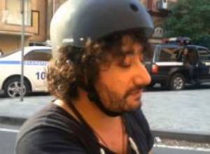 Դերասան Հովհաննես Ազոյանը Աֆրիկյանների տան մոտ է