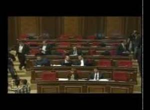 ԱԺ նիստը շարունակվեց, պատգամավորները լքեցին դահլիճը