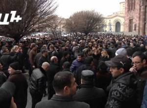 Բողոքի ակցիան շարունակվում է. երթը շարժվում է նախագահական