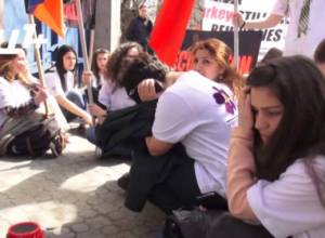 Փակելով աչքերն ու ականջները՝ նստեցին դեսպանատան դիմաց