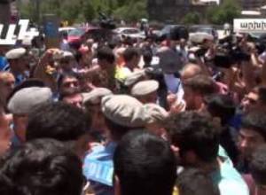 «10 հազար մարդ դուրս գա փողոց, իշխանությունը կնահանջի»